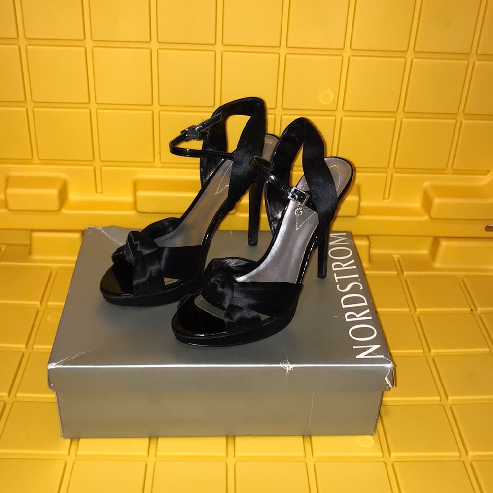 GUESS SATIN DRESS SHOE